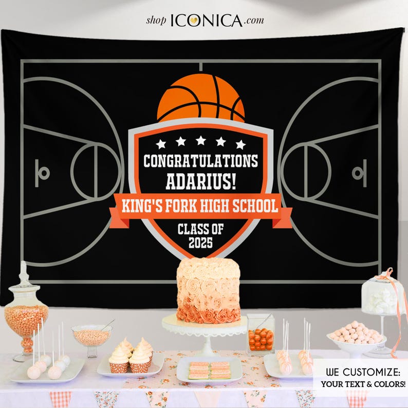 Pu&ograve; includere: Sfondo di laurea a tema basket nero e arancione con il testo "Congratulazioni Adarius! King's Fork High School Classe 2025".