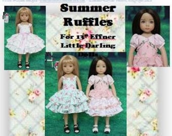 以下が含まれることがあります： フリルドレスを着た人形のコラージュ。画像には「Summer Ruffles」と「For 13" Effner Little Darling」の文字が含まれています。ドレスはさまざまな色と柄で、パターンと指示を示すテキストも含まれています。