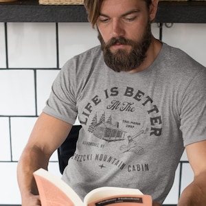 Men&#39;s Personalized Cabin T Shirt Life Is Better At Cabin Shirt Wood Forest Mountain Custom Camp Shirt Hunting Camping Mens Unisex
