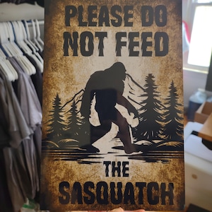 Bigfoot Sign Bigfoot Do Not Feed Vintage 8x12 Rusty Metal Sasquatch Gift Idea Cryptid Bigfoot Aluminum Wall Decor Sasquatch Camping Camp