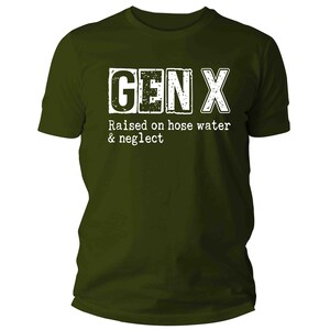 K&ouml;nnte beinhalten: Ein gr&uuml;nes T-Shirt mit dem Text "GEN X" in Wei&szlig;, darunter die Worte "Raised on hose water & neglect".
