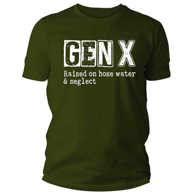 K&ouml;nnte beinhalten: Ein gr&uuml;nes T-Shirt mit dem Text "GEN X" in Wei&szlig;, darunter die Worte "Raised on hose water & neglect".