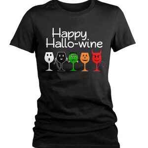 K&ouml;nnte beinhalten: Schwarzes T-Shirt mit dem Text "Happy Hallo-wine" und einer Reihe von f&uuml;nf Weingl&auml;sern mit Halloween-Charaktergesichtern. Die Gl&auml;ser sind wei&szlig;, schwarz, gr&uuml;n, orange und rot.