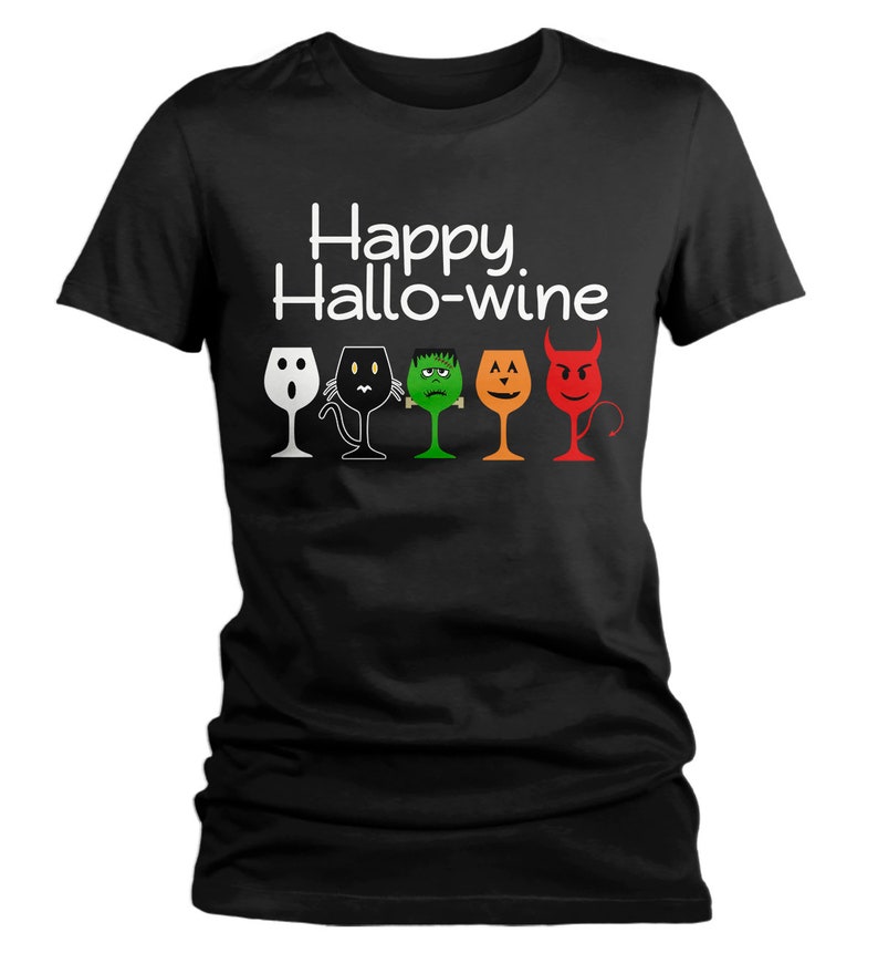 K&ouml;nnte beinhalten: Schwarzes T-Shirt mit dem Text "Happy Hallo-wine" und einer Reihe von f&uuml;nf Weingl&auml;sern mit Halloween-Charaktergesichtern. Die Gl&auml;ser sind wei&szlig;, schwarz, gr&uuml;n, orange und rot.