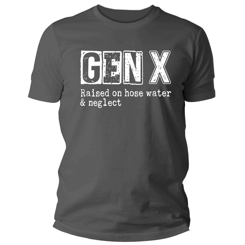 K&ouml;nnte beinhalten: Ein dunkelgraues T-Shirt mit wei&szlig;em Text, der "GEN X Raised on hose water & neglect" lautet.