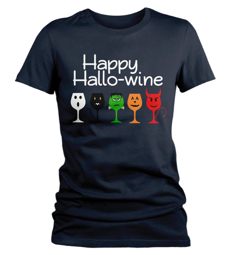 K&ouml;nnte beinhalten: Ein marineblaues T-Shirt mit dem Text "Happy Hallo-wine" und einer Reihe von f&uuml;nf Weingl&auml;sern mit verschiedenen Halloween-Charaktergesichtern. Die Gl&auml;ser sind wei&szlig;, schwarz, gr&uuml;n, orange und rot.