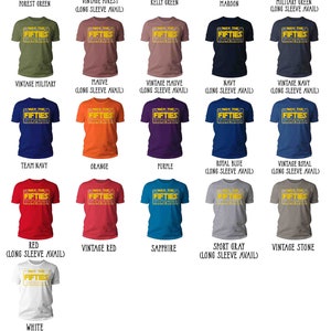 K&ouml;nnte beinhalten: Eine Tabelle mit verschiedenen T-Shirts in unterschiedlichen Farben, auf denen der Text "May the Fifties" aufgedruckt ist. Die Tabelle enth&auml;lt auch Gr&ouml;&szlig;en- und Breitenangaben f&uuml;r die T-Shirts.