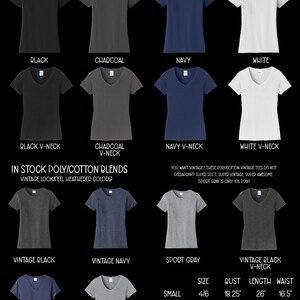 K&ouml;nnte beinhalten: Eine Tabelle mit verschiedenen Farben und Stilen von Damen-T-Shirts. Die Tabelle enth&auml;lt 100% Baumwolle und Poly/Baumwolle-Mischungen. Die Tabelle enth&auml;lt auch Gr&ouml;&szlig;en-, Brust-, L&auml;ngen- und Taillenma&szlig;e in Zoll.