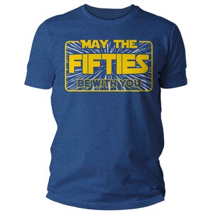 K&ouml;nnte beinhalten: Ein blaues T-Shirt mit einer gelben Grafik, auf der in einer von Star Wars inspirierten Schriftart "M&ouml;gen die F&uuml;nfziger mit dir sein" steht.