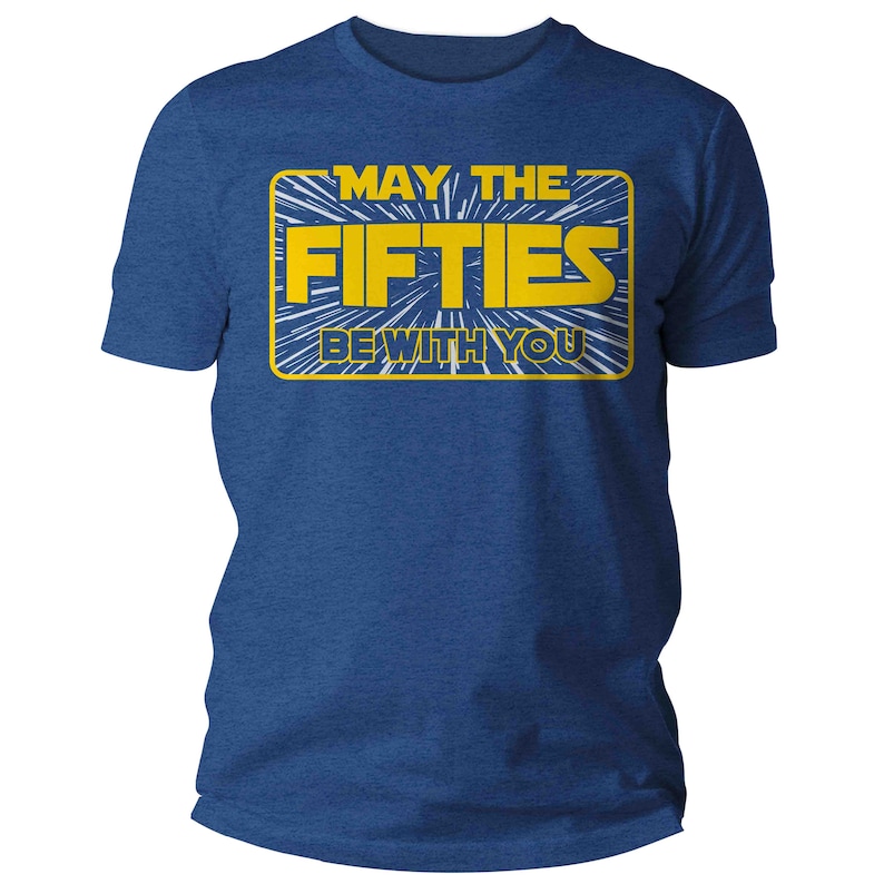 K&ouml;nnte beinhalten: Ein blaues T-Shirt mit einer gelben Grafik, auf der in einer von Star Wars inspirierten Schriftart "M&ouml;gen die F&uuml;nfziger mit dir sein" steht.