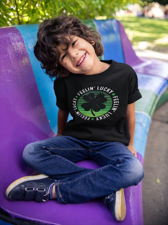 Kids Funny St. Patrick's Day Shirt Feelin' Lucky 4 Leaf Clover Lucky Patty's Irish Retro Vintage Grunge Luck Ireland Youth Boys Girls