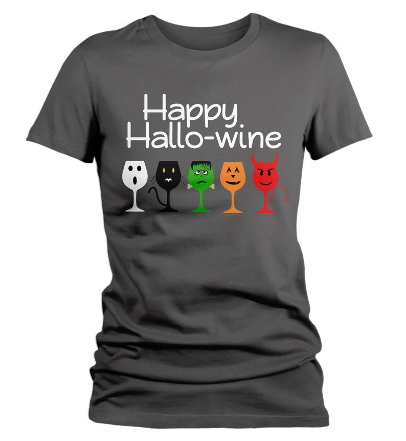 K&ouml;nnte beinhalten: Ein dunkelgraues T-Shirt mit dem Text "Happy Hallo-wine" und einer Reihe von f&uuml;nf Weingl&auml;sern mit Halloween-Motiven. Die Gl&auml;ser sind wei&szlig;, schwarz, gr&uuml;n, orange und rot.