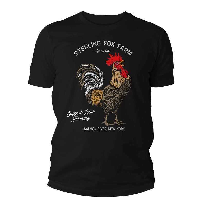 Peut inclure: T-shirt noir avec un graphique blanc d'un coq avec le texte "Sterling Fox Farm - Since 2017 - Support Local Farming - Salmon River, New York"