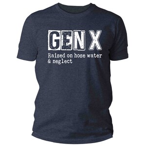 K&ouml;nnte beinhalten: Ein dunkelblaues T-Shirt mit wei&szlig;em Text, der "GEN X Raised on hose water & neglect" lautet.