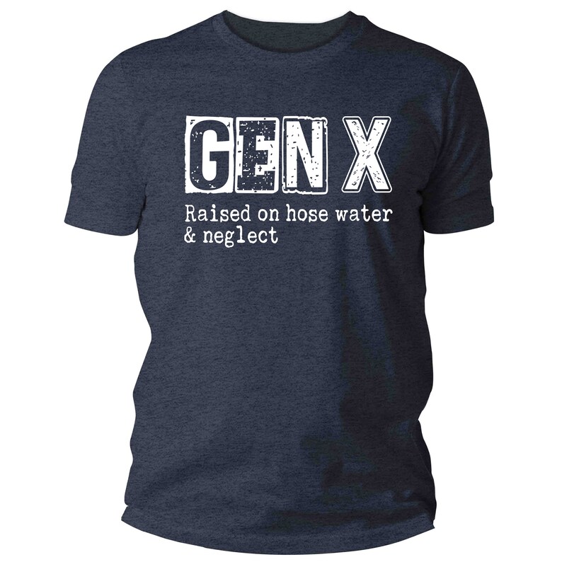 K&ouml;nnte beinhalten: Ein dunkelblaues T-Shirt mit wei&szlig;em Text, der "GEN X Raised on hose water & neglect" lautet.