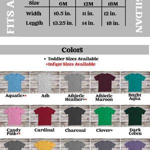 K&ouml;nnte beinhalten: Hellblaues T-Shirt mit Gr&ouml;&szlig;entabellen f&uuml;r Jugendliche, Kleinkinder und Babys. Erh&auml;ltlich in einer Vielzahl von Farben und &auml;hnelt Gildan. Das T-Shirt ist in den Gr&ouml;&szlig;en XS bis XL erh&auml;ltlich, mit Breiten von 35,5 bis 48,3 cm und L&auml;ngen von 48,3 bis 68,6 cm.