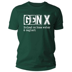 K&ouml;nnte beinhalten: Ein dunkelgr&uuml;nes T-Shirt mit wei&szlig;em Text, der "GEN X Raised on hose water & neglect" lautet.