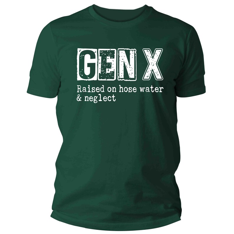 K&ouml;nnte beinhalten: Ein dunkelgr&uuml;nes T-Shirt mit wei&szlig;em Text, der "GEN X Raised on hose water & neglect" lautet.