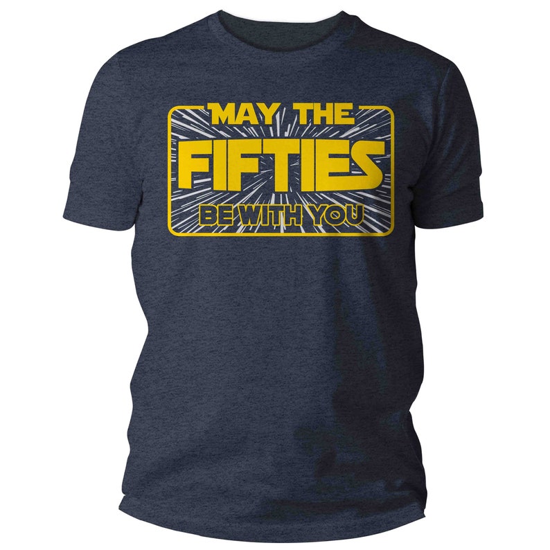 K&ouml;nnte beinhalten: Ein marineblaues T-Shirt mit einer gelben Grafik, auf der in einer von Star Wars inspirierten Schriftart "M&ouml;gen die F&uuml;nfziger mit dir sein" steht.