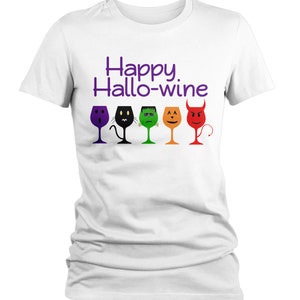 K&ouml;nnte beinhalten: Wei&szlig;es T-Shirt mit dem Text "Happy Hallo-wine" in lila Schrift. F&uuml;nf Weingl&auml;ser mit verschiedenen Halloween-Charaktergesichtern sind unter dem Text aufgereiht.