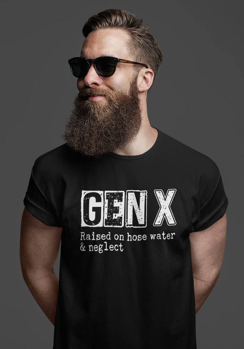 K&ouml;nnte beinhalten: Schwarzes T-Shirt mit einem wei&szlig;en Aufdruck, der "GEN X Raised on hose water & neglect" lautet