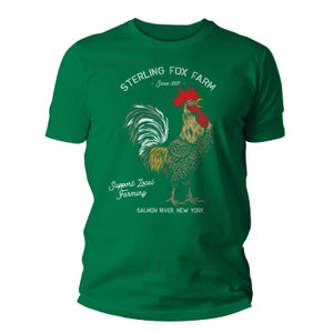 Peut inclure: T-shirt vert avec une illustration de coq blanc et le texte "Sterling Fox Farm - Since 2017 - Support Local Farming - Salmon River, New York"