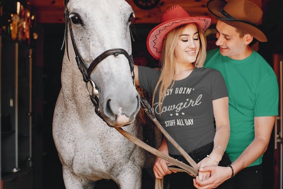 Camiseta de rodeo para mujer Camisas de vaquera americana Ocupado Doin Cosas de vaquera Todo el dia Camiseta grafica occidental Camiseta de caballo sureno Mujer Damas Etsy Espana