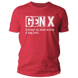 K&ouml;nnte beinhalten: Rotes T-Shirt mit wei&szlig;em Text, der "GEN X Raised on hose water & neglect" lautet