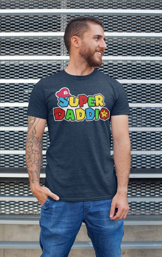 Maglietta Regalo Per Papà Gamer 'Super Daddio' | T-Shirt Divertente In Cotone, Grigio, Taglie S-3XL