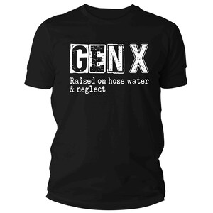 K&ouml;nnte beinhalten: Schwarzes T-Shirt mit wei&szlig;em Text, der "GEN X Raised on hose water & neglect" lautet