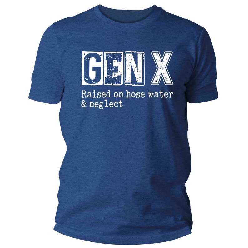 K&ouml;nnte beinhalten: Ein blaues T-Shirt mit wei&szlig;em Text, der "GEN X Raised on hose water & neglect" lautet.