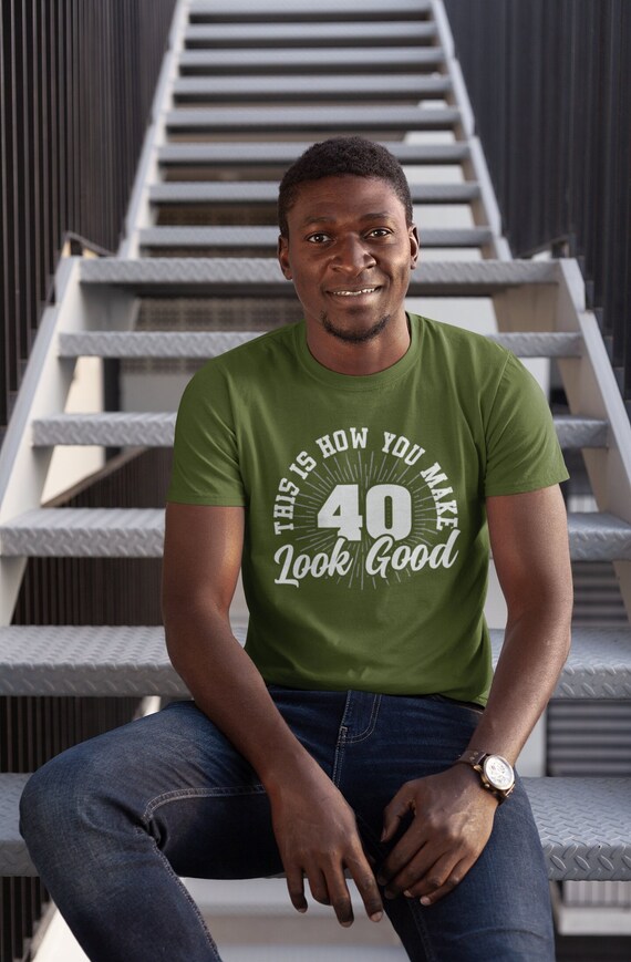 Men's 40th Birthday Shirt How You Make 40 Look Good Funny Birthday Gift Idea T-Shirt Gift Idea For Man Unisex Tee