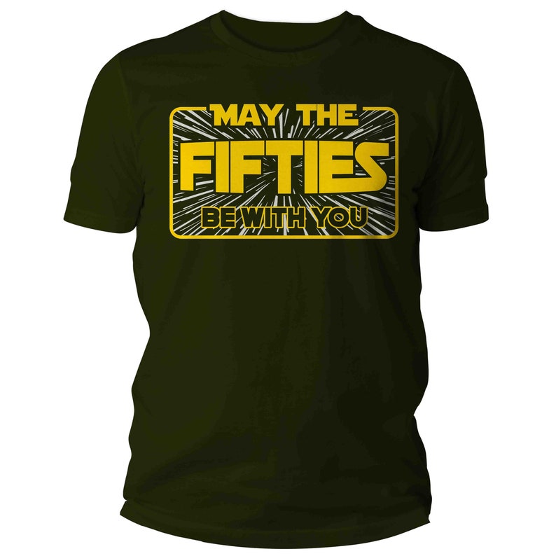 K&ouml;nnte beinhalten: Ein dunkelgr&uuml;nes T-Shirt mit einer gelben Grafik, auf der "M&ouml;ge die F&uuml;nfziger mit dir sein" steht.