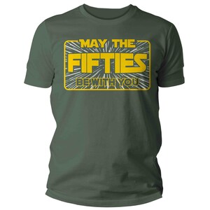 K&ouml;nnte beinhalten: Ein gr&uuml;nes T-Shirt mit einer gelben Grafik, auf der in einer von Star Wars inspirierten Schriftart "M&ouml;gen die F&uuml;nfziger mit dir sein" steht.
