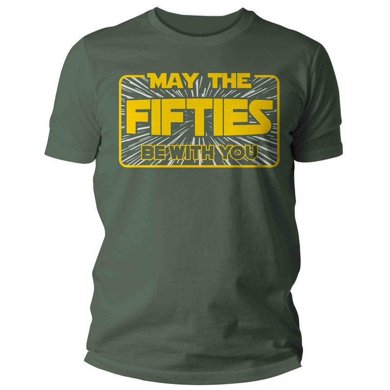 K&ouml;nnte beinhalten: Ein gr&uuml;nes T-Shirt mit einer gelben Grafik, auf der in einer von Star Wars inspirierten Schriftart "M&ouml;gen die F&uuml;nfziger mit dir sein" steht.