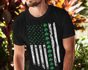 Könnte beinhalten: Ein schwarzes T-Shirt mit einem abgenutzten weißen amerikanischen Flaggen-Design mit grünen Kleeblättern. Die Flagge besteht aus Kleeblättern anstelle von Sternen.