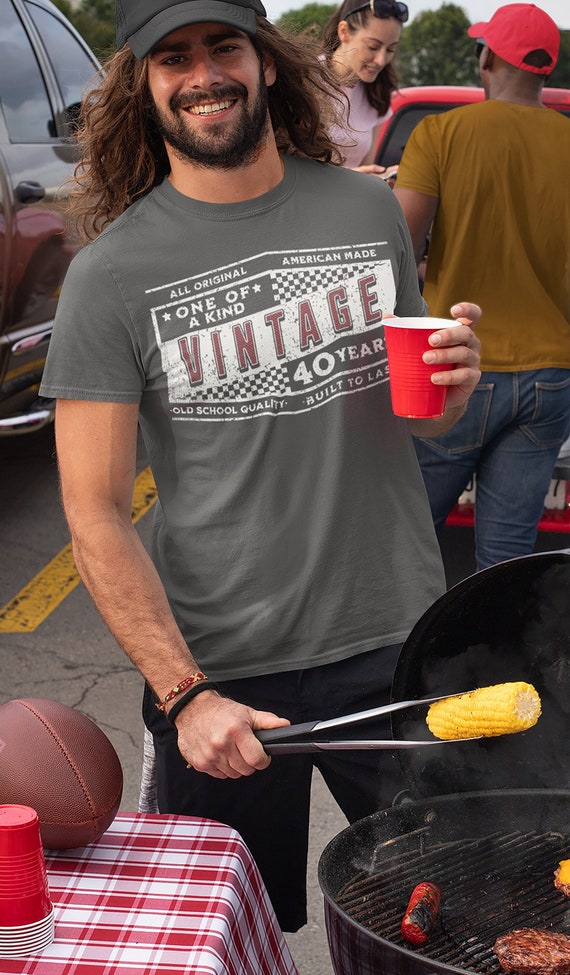 Men's Retro 40th Birthday T-Shirt Vintage Racing Oil Logo Forty Shirt Gift Idea 40th Birthday Humor Joke Graphic Tee Man Unisex