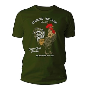 Peut inclure: Un t-shirt vert avec un graphique blanc d'un coq et le texte "Sterling Fox Farm - Since 2017 - Support Local Farming - Salmon River, New York"