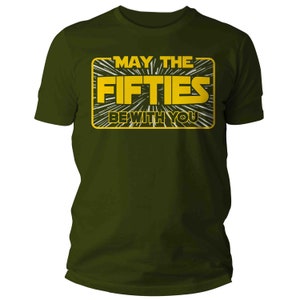 K&ouml;nnte beinhalten: Ein gr&uuml;nes T-Shirt mit einer gelben Grafik, auf der "M&ouml;ge die F&uuml;nfziger mit dir sein" steht.