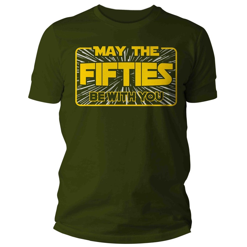 K&ouml;nnte beinhalten: Ein gr&uuml;nes T-Shirt mit einer gelben Grafik, auf der "M&ouml;ge die F&uuml;nfziger mit dir sein" steht.