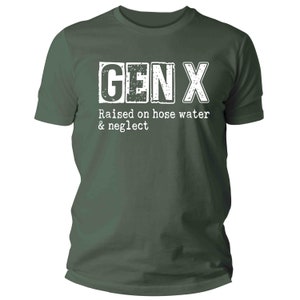 K&ouml;nnte beinhalten: Ein gr&uuml;nes T-Shirt mit wei&szlig;em Text, der "GEN X Raised on hose water & neglect" lautet.