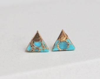 Clous d'oreilles triangle turquoise, boucles d'oreilles turquoise, clous en pierre, bijoux modernes, petites boucles d'oreilles, bijoux délicats, demoiselle d'honneur de mariée