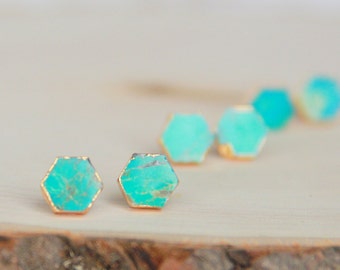 Clous d'oreilles hexagonaux turquoise, boucles d'oreilles turquoise, clous en pierre, bijoux modernes, petites boucles d'oreilles, bijoux délicats, demoiselle d'honneur de mariée