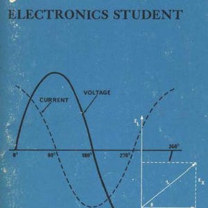 Op de afbeelding: Een blauwe boekomslag met de titel "Math for the Electronics Student". De omslag toont een grafiek met een sinusoïde die "Voltage" is gelabeld en een cosinus die "Current" is gelabeld.