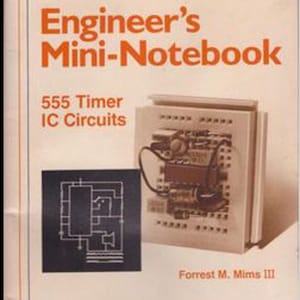 Op de afbeelding: Een vintage boekomslag voor een Engineer's Mini-Notebook over 555 Timer IC-circuits. De omslag is oranje en wit met de titel "Engineer's Mini-Notebook" in grote oranje letters. Het boek is van Forrest M. Mims III en uitgegeven door Radio Shack.
