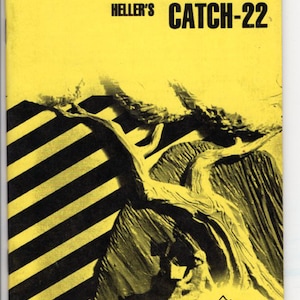 Puede incluir: Una cubierta a rayas amarillas y negras para un libro Cliffs Notes sobre la novela de Joseph Heller, Catch-22. La cubierta presenta una ilustración en blanco y negro de una rama de árbol.