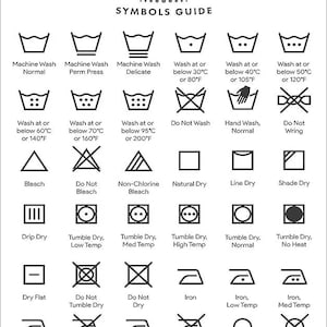 Op de afbeelding: Een zwart-witte wasverzorgingssymbolenhandleiding met pictogrammen en tekst die beschrijft hoe je kleding kunt wassen, drogen, bleken, strijken en chemisch reinigen. De gids bevat symbolen voor machinewas, handwas, niet wassen, bleken, niet bleken, chloorvrij bleken, natuurlijk drogen, lijn drogen, schaduw drogen, druppeldrogen, drogen in de droger, lage temperatuur, drogen in de droger, middelhoge temperatuur, drogen in de droger, hoge temperatuur, drogen in de droger, normaal, drogen in de droger, geen warmte, plat drogen, niet drogen in de droger, niet drogen, strijken, strijken, lage temperatuur, strijken, middelhoge temperatuur, strijken, hoge temperatuur, niet strijken, stomen, niet stomen, chemisch reinigen en niet chemisch reinigen.
