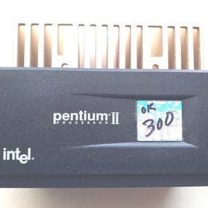 Vintage Pentium 2 CPU 300 MHz Slot 1 SL2HA
