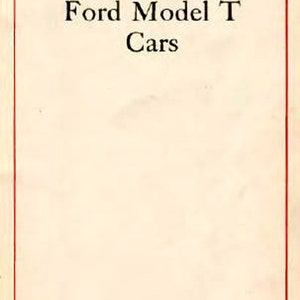Könnte beinhalten: Schwarzweißes Bild eines alten Ford Model T-Bedienungsbuches. Das Cover zeigt das Ford-Logo mit dem Text "The Universal Car" und den Titel "Instruction Book for Ford Model T Cars". Am unteren Rand des Covers steht der Text "Ford Motor Company Detroit, U.S.A."