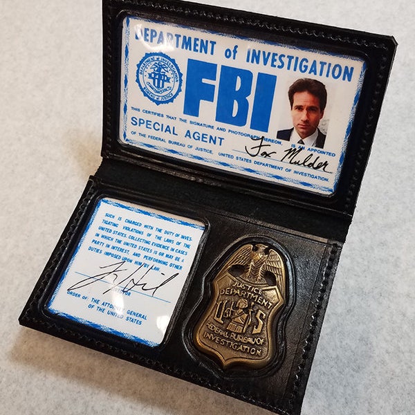 Portefeuille X-Files Prop Mulder ou Scully avec badge et support pour pièce d'identité - PRÉCISION À L'ÉCRAN